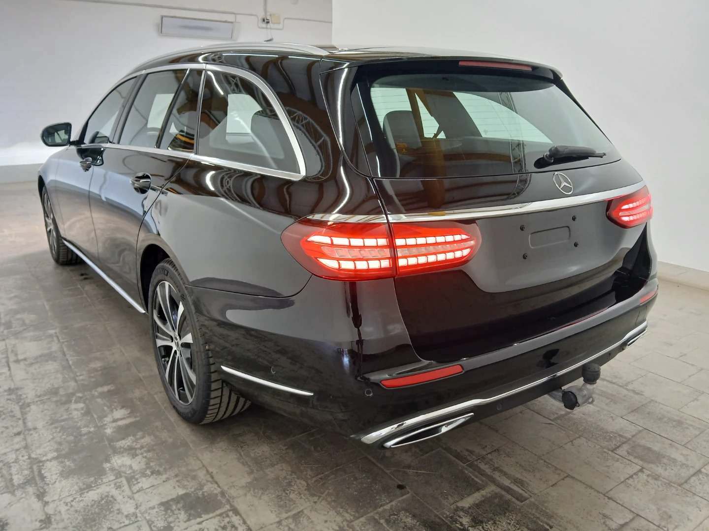Mercedes-Benz E 220 d 4MATIC 9G-TRONIC Exclusive photo