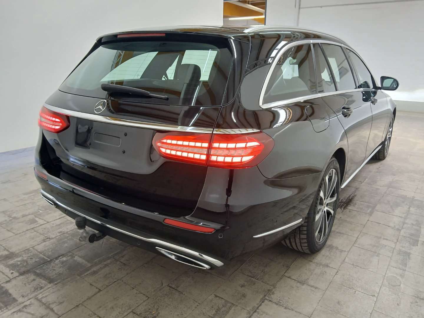 Mercedes-Benz E 220 d 4MATIC 9G-TRONIC Exclusive photo