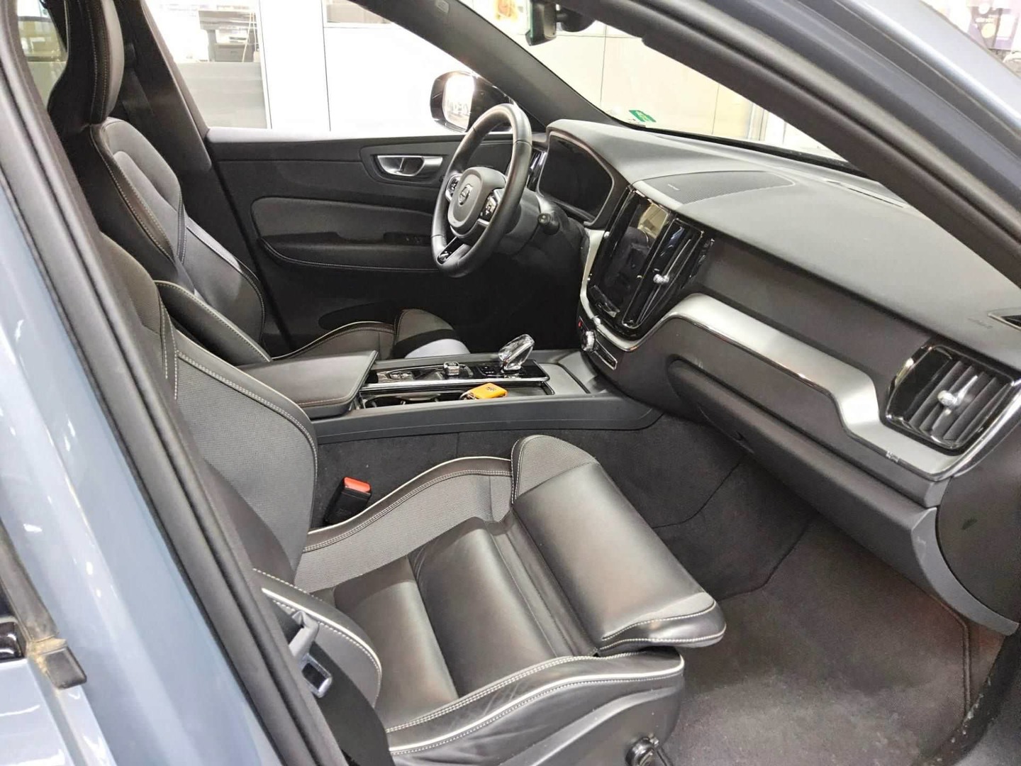 Volvo XC60 B4 D AWD Geartronic Plus Dark photo