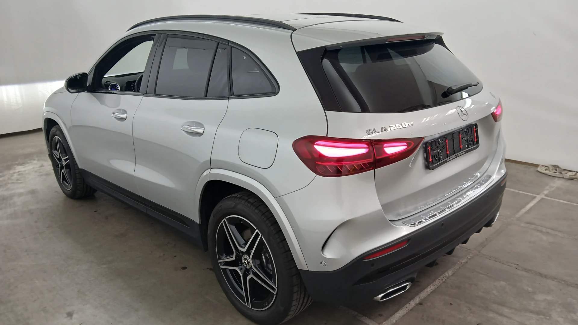 Mercedes-Benz GLA 250e DCT AMG Line photo