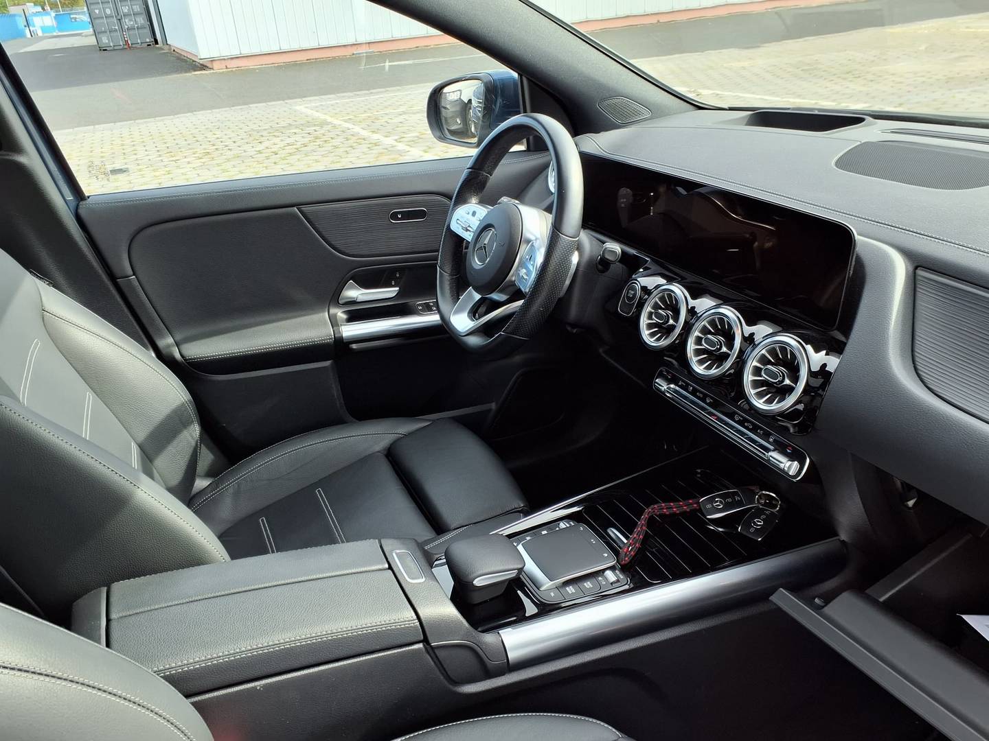 Mercedes-Benz EQA 350 67 kWh 4MATIC photo