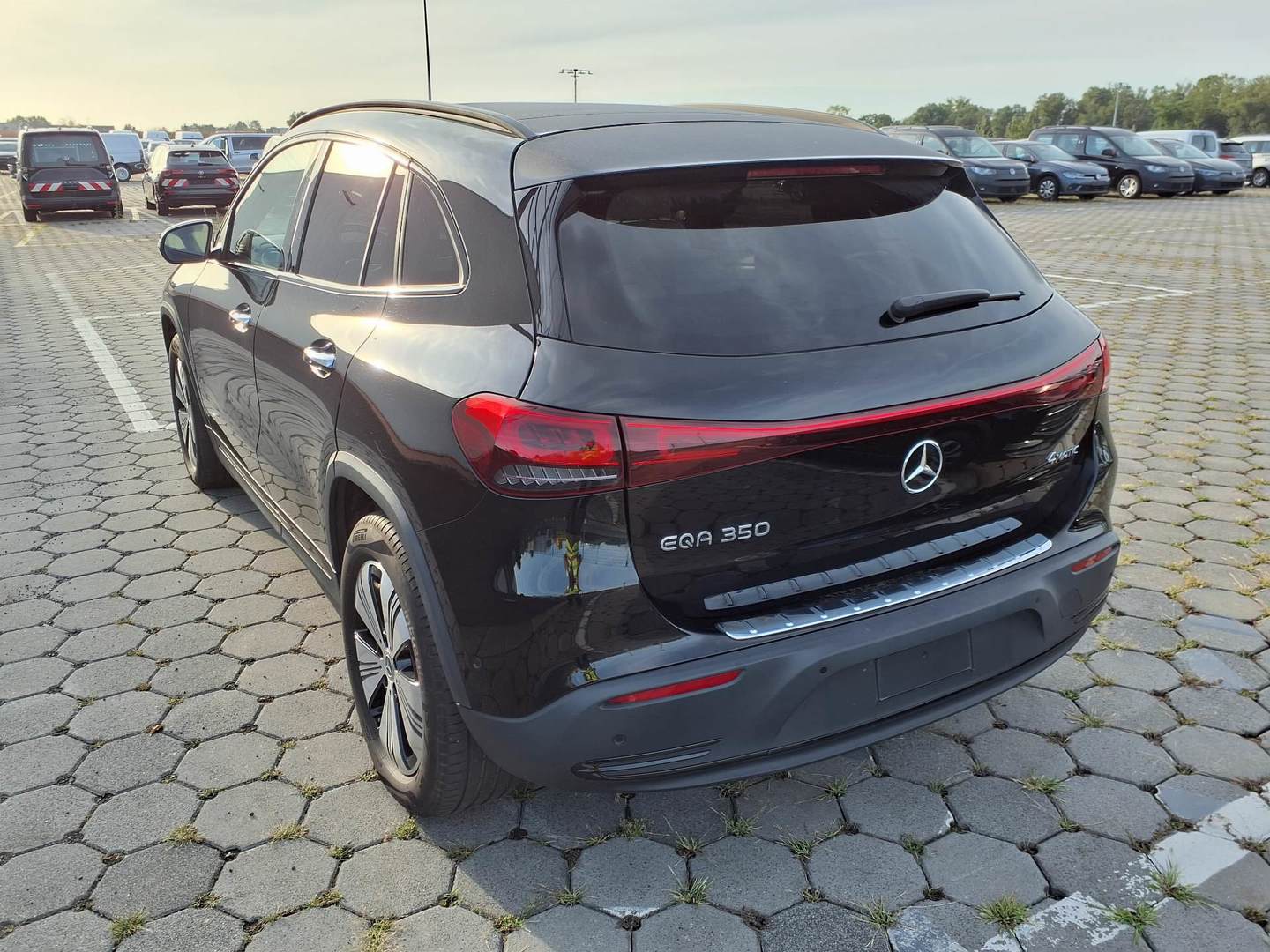 Mercedes-Benz EQA 350 67 kWh 4MATIC photo