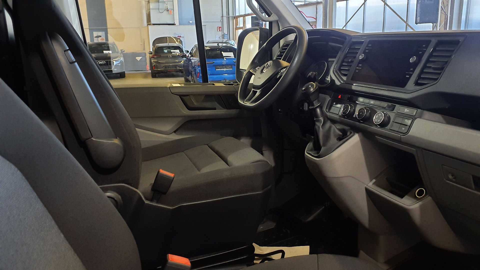 VW Crafter 35 Kasten MR 2,0 TDI 4Motion photo