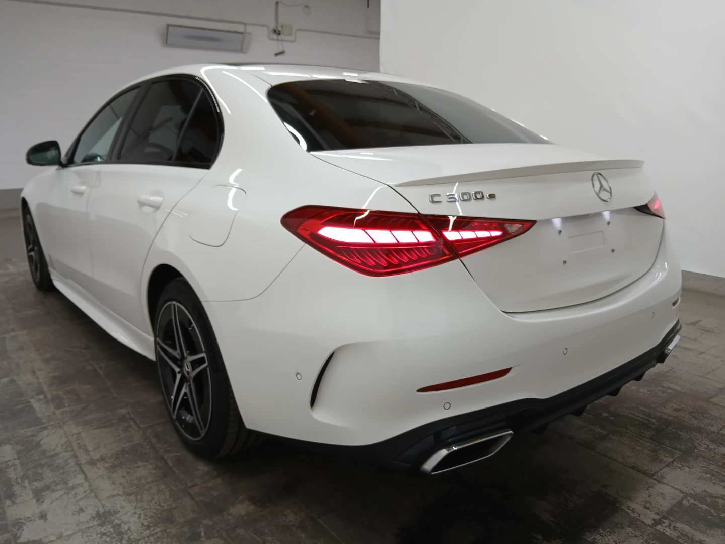 Mercedes-Benz C 300 e 9G-TRONIC AMG Line photo