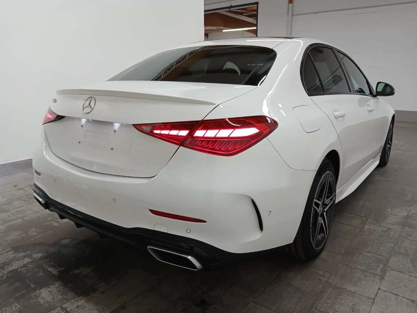 Mercedes-Benz C 300 e 9G-TRONIC AMG Line photo