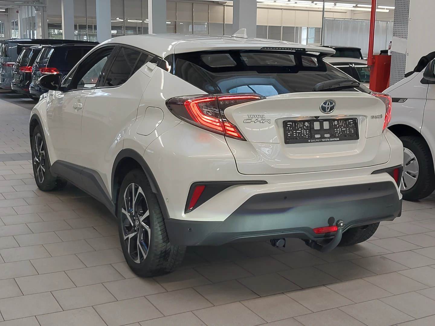 Toyota C-HR 1,8 e-CVT Club photo