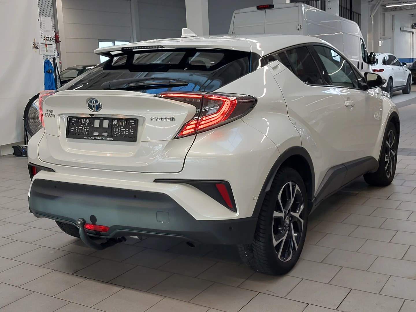 Toyota C-HR 1,8 e-CVT Club photo