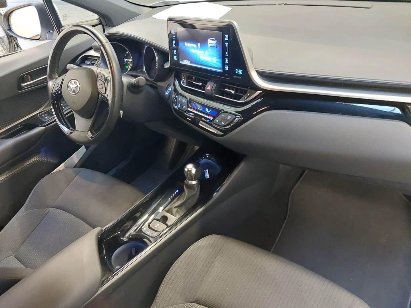 Toyota C-HR 1,8 e-CVT Club photo