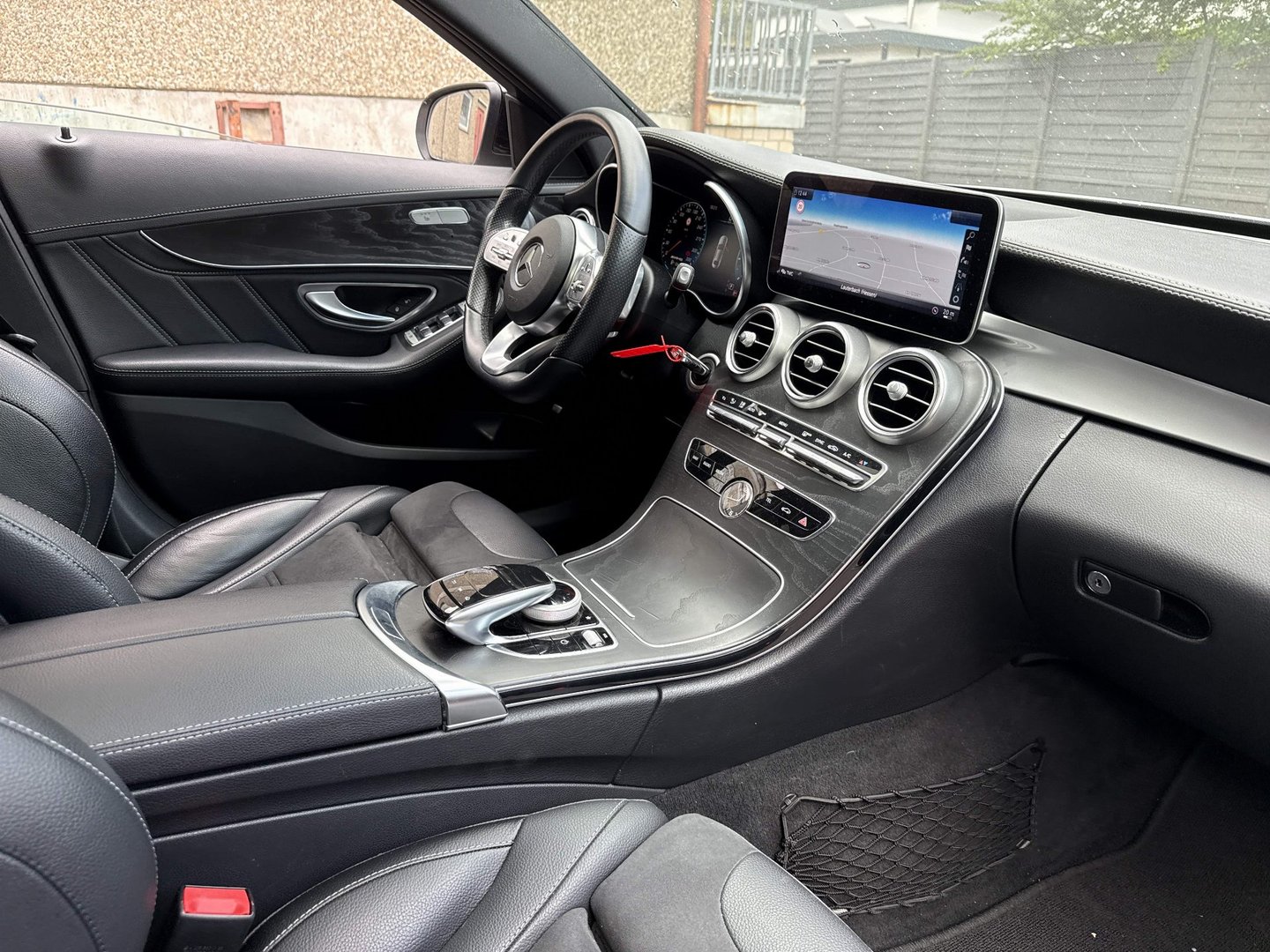 Mercedes-Benz C 400 4Matic 9G-TRONIC AMG Line photo