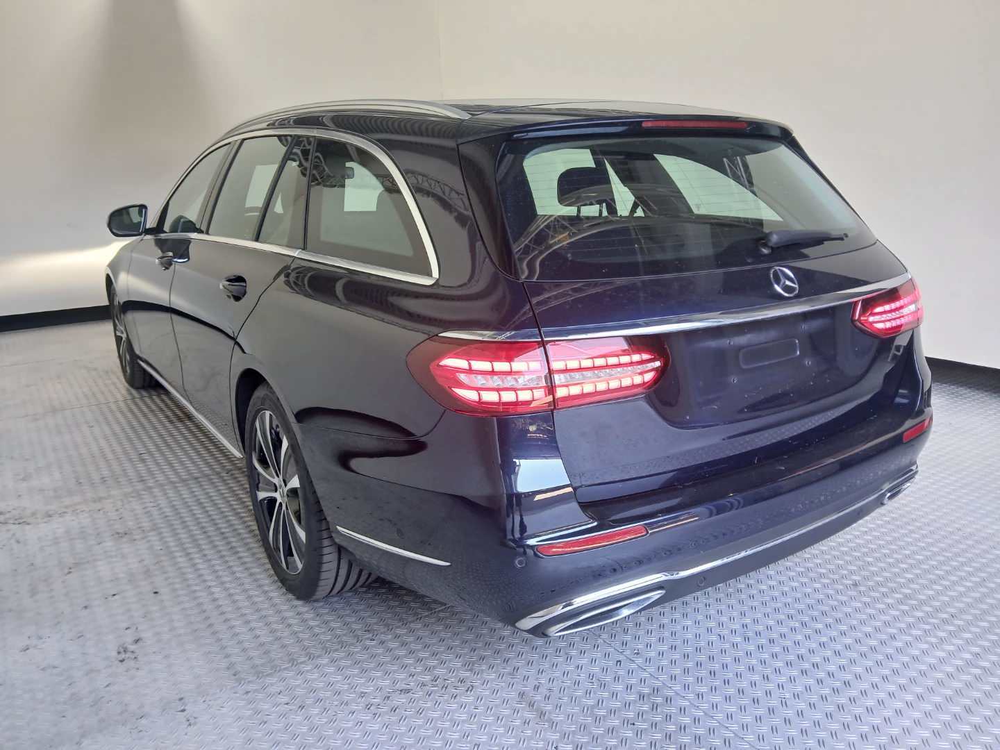 Mercedes-Benz E 220 d T 9G-TRONIC Exclusive photo