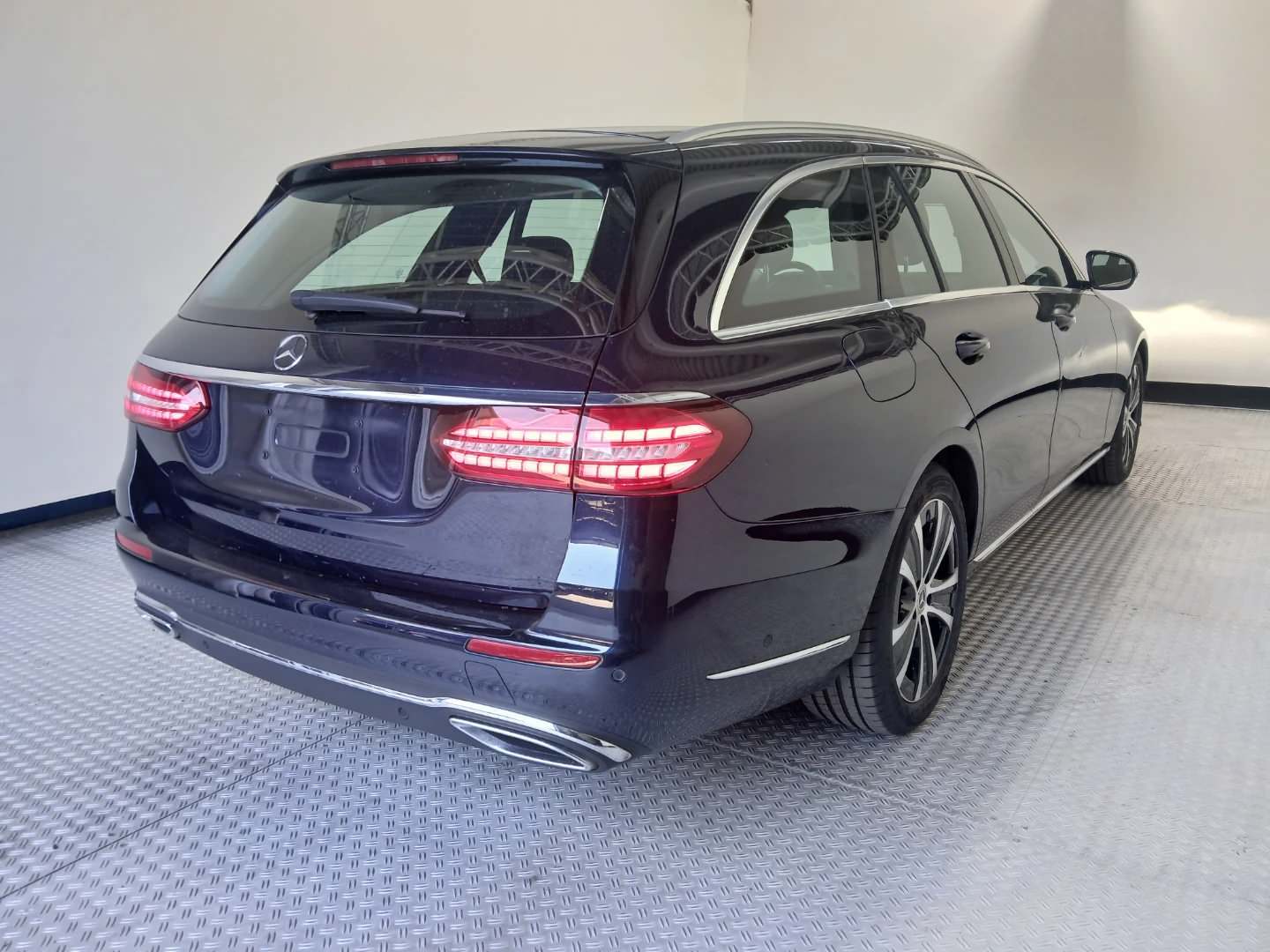 Mercedes-Benz E 220 d T 9G-TRONIC Exclusive photo
