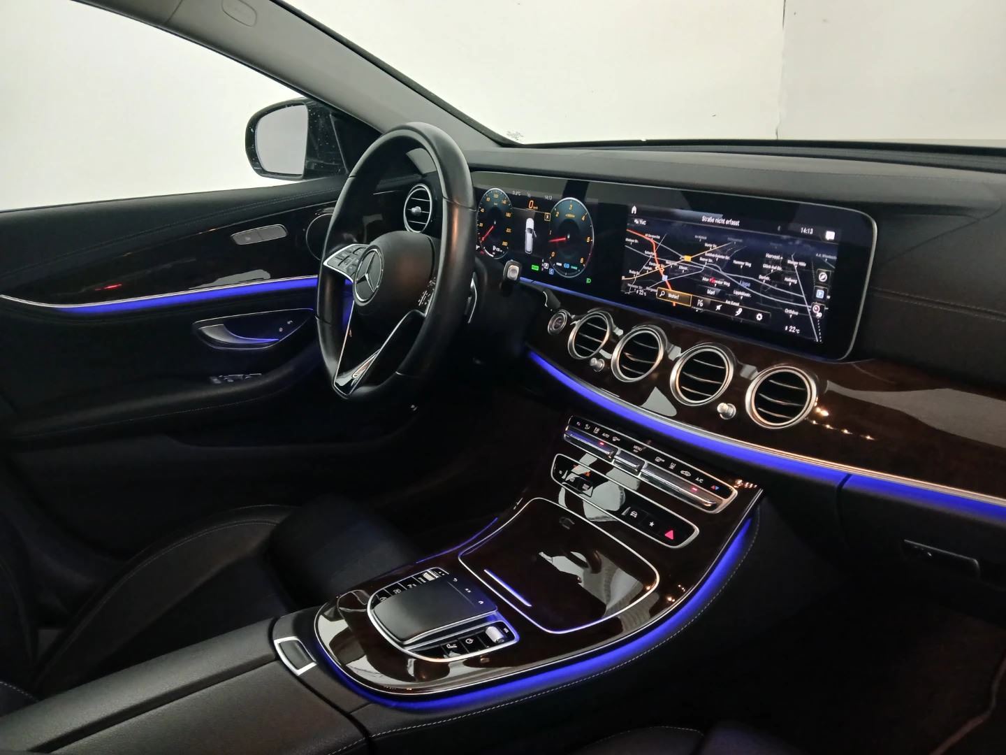 Mercedes-Benz E 220 d T 9G-TRONIC Exclusive photo