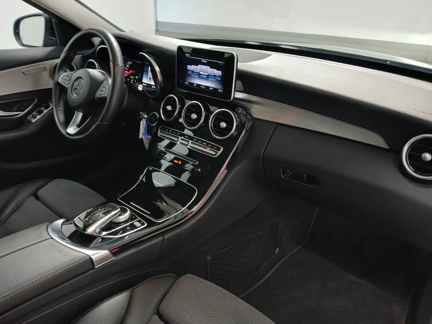 Mercedes-Benz C 300 9G-TRONIC Avantgarde photo