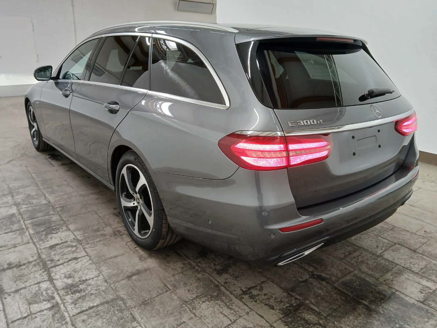 Mercedes-Benz E 300 d T 9G-TRONIC Avantgarde photo
