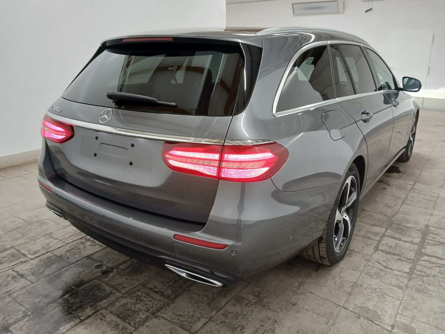 Mercedes-Benz E 300 d T 9G-TRONIC Avantgarde photo