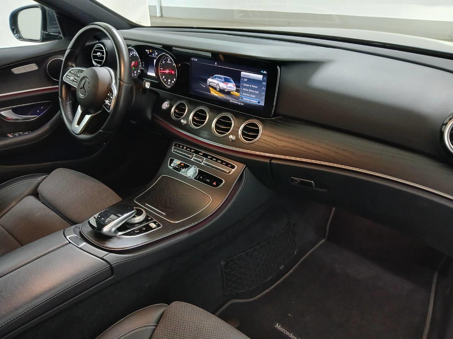 Mercedes-Benz E 300 d T 9G-TRONIC Avantgarde photo