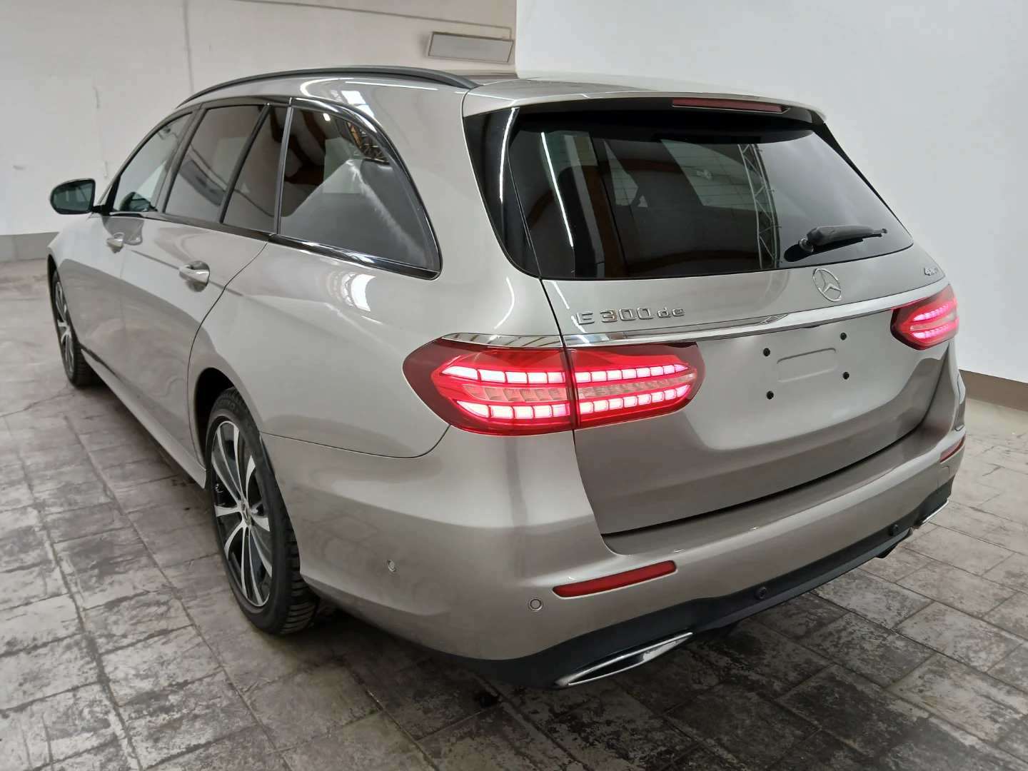 Mercedes-Benz E 300 de T 4MATIC 9G-TRONIC AMG Line photo