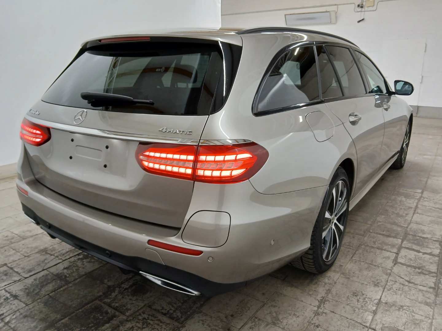 Mercedes-Benz E 300 de T 4MATIC 9G-TRONIC AMG Line photo