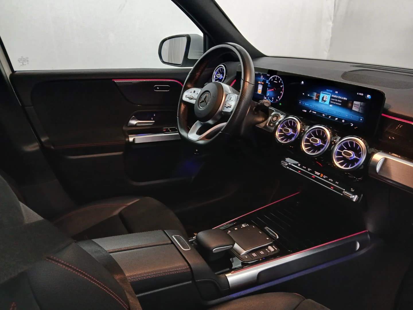 Mercedes-Benz GLB 250 4MATIC 8G-DCT AMG Line photo