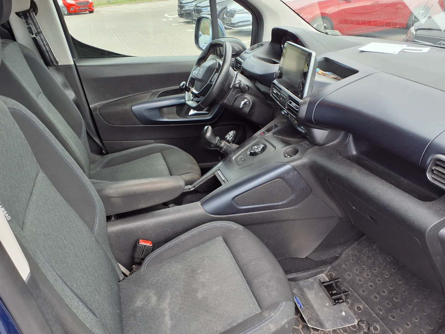 Peugeot Rifter 1,5 BlueHDi EAT8 Behindertenumbau Allure photo