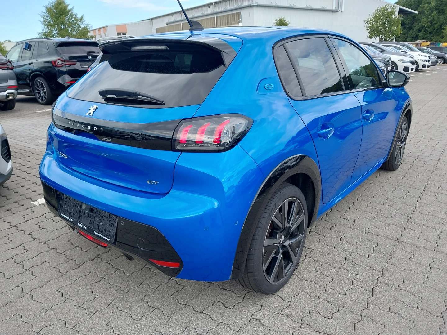 Peugeot e-208 GT photo