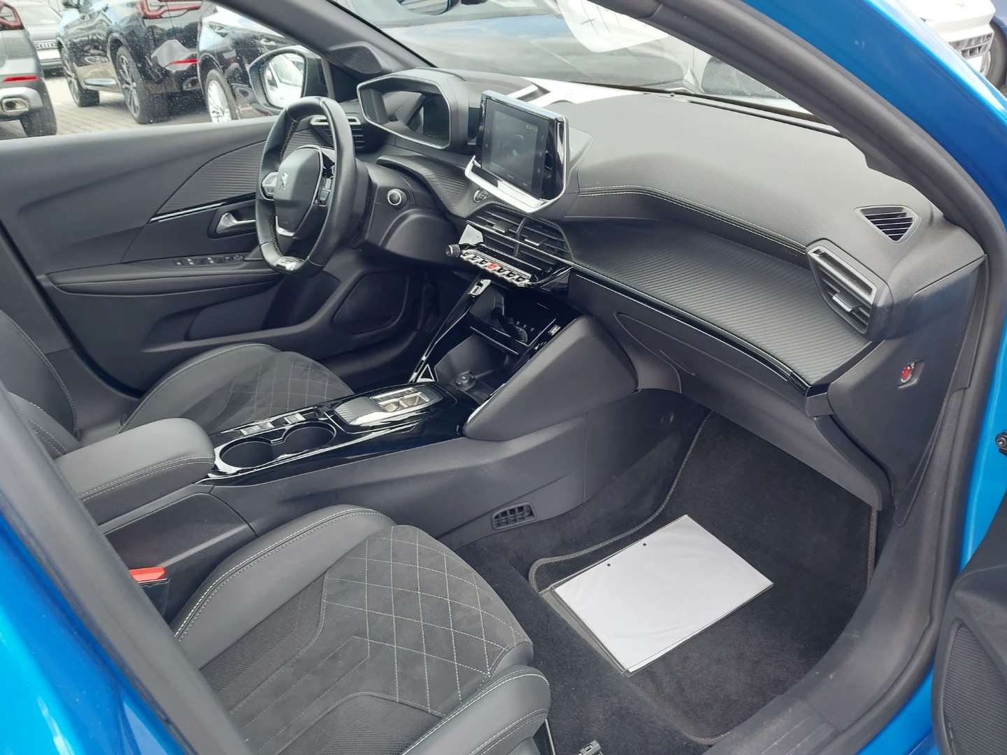 Peugeot e-208 GT photo