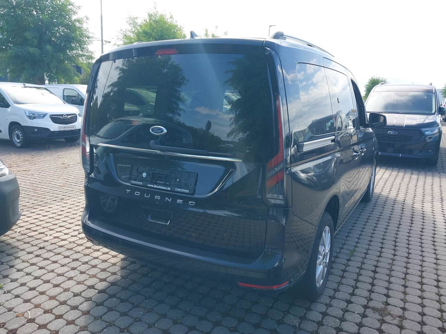 Ford Tourneo Connect 2,0 EcoBlue Titanium photo