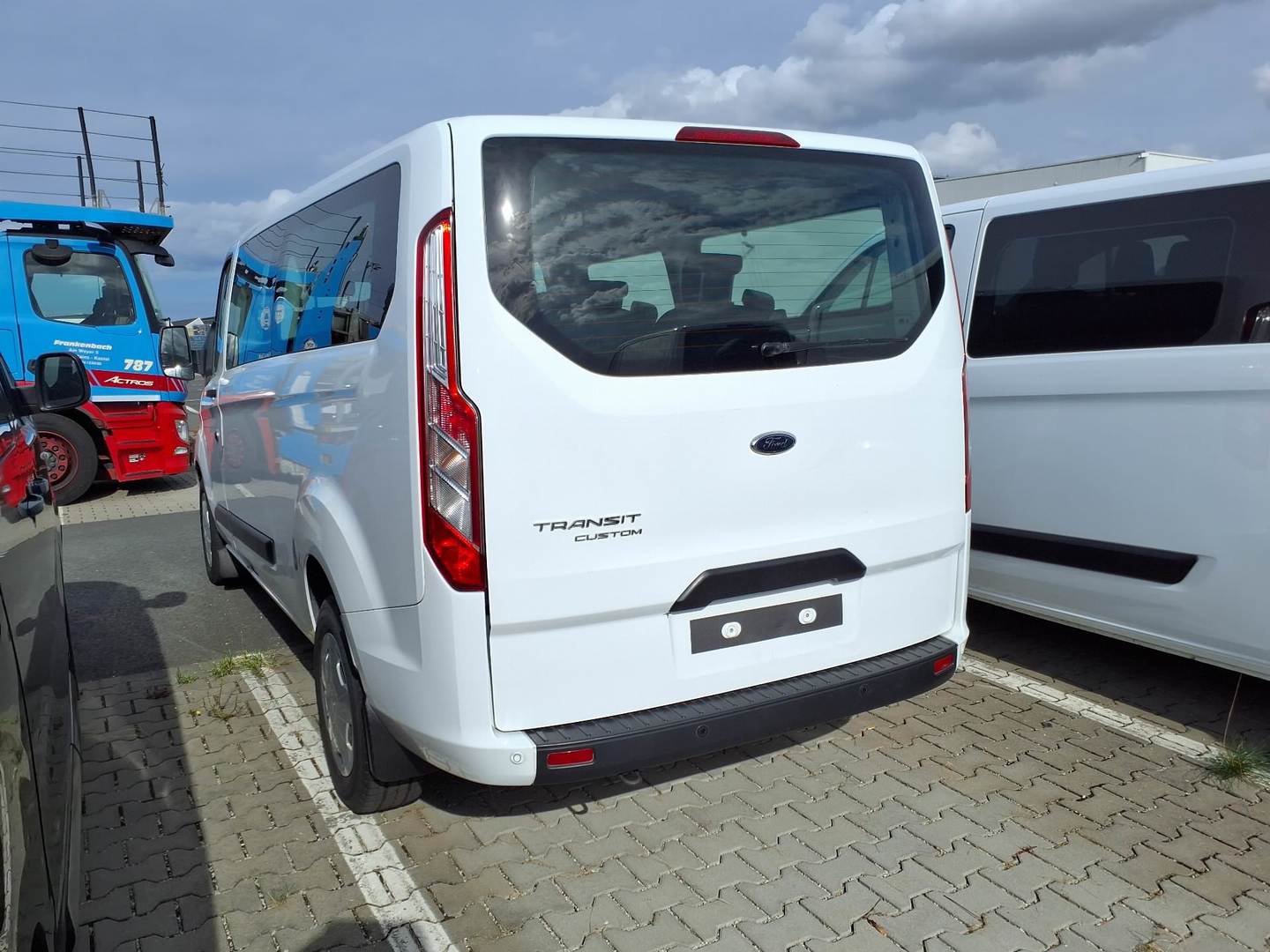 Ford Transit Custom 320 Kombi L2 2,0 EcoBlue Trend photo