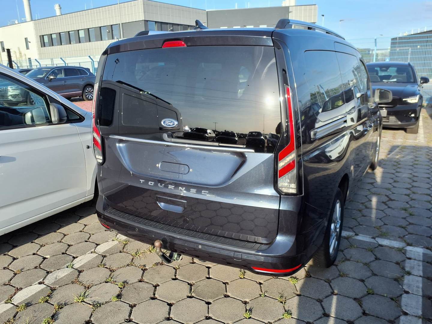 Ford Grand Tourneo Connect 2,0 EcoBlue AWD Titanium photo