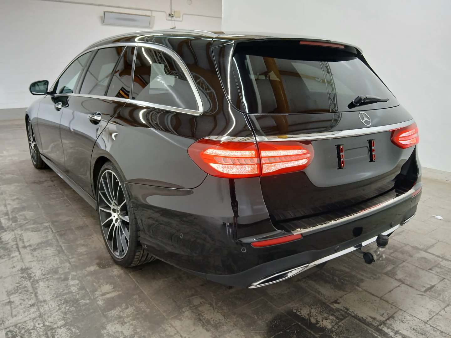 Mercedes-Benz E 220 d T 4MATIC 9G-TRONIC AMG Line photo