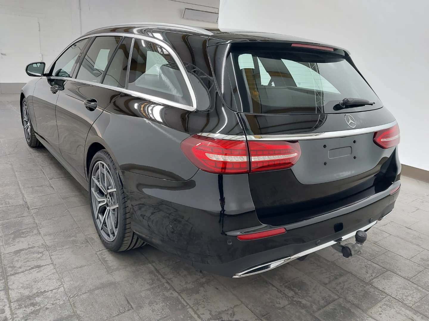 Mercedes-Benz E 300 d T 4MATIC 9G-TRONIC AMG Line photo