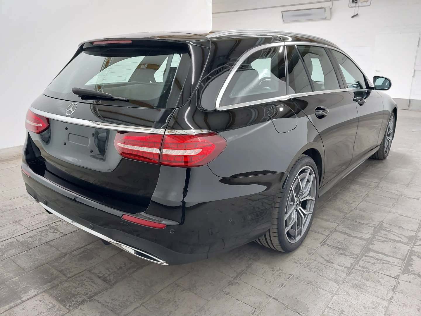 Mercedes-Benz E 300 d T 4MATIC 9G-TRONIC AMG Line photo