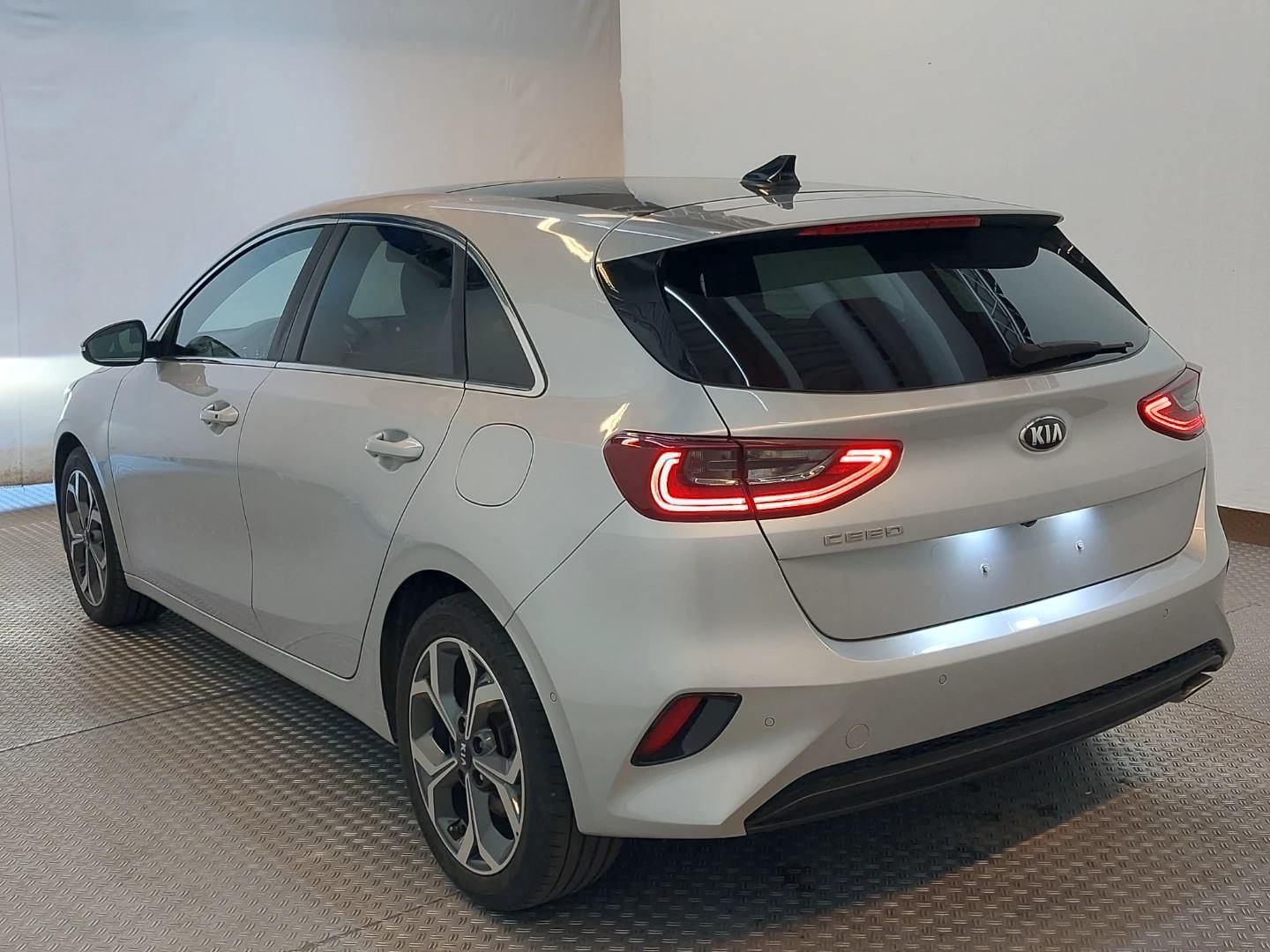 Kia Ceed 1,4 TGDI 7G-DCT Platinum Edition photo