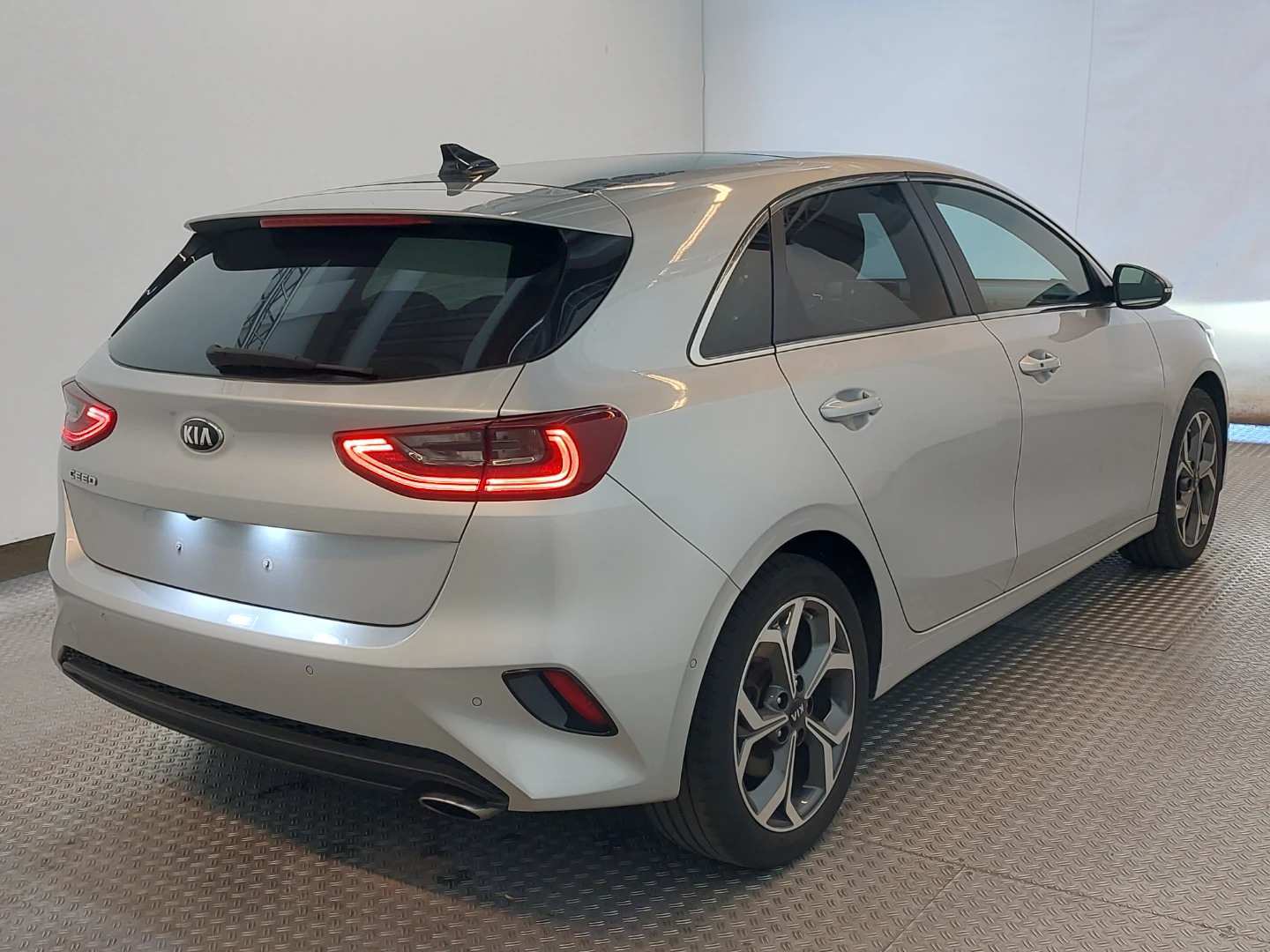 Kia Ceed 1,4 TGDI 7G-DCT Platinum Edition photo