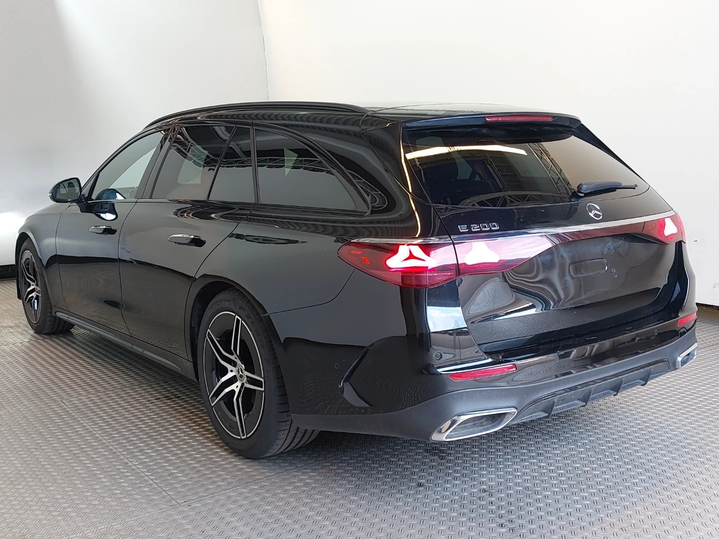 Mercedes-Benz E 200 T 9G-TRONIC  AMG Line photo