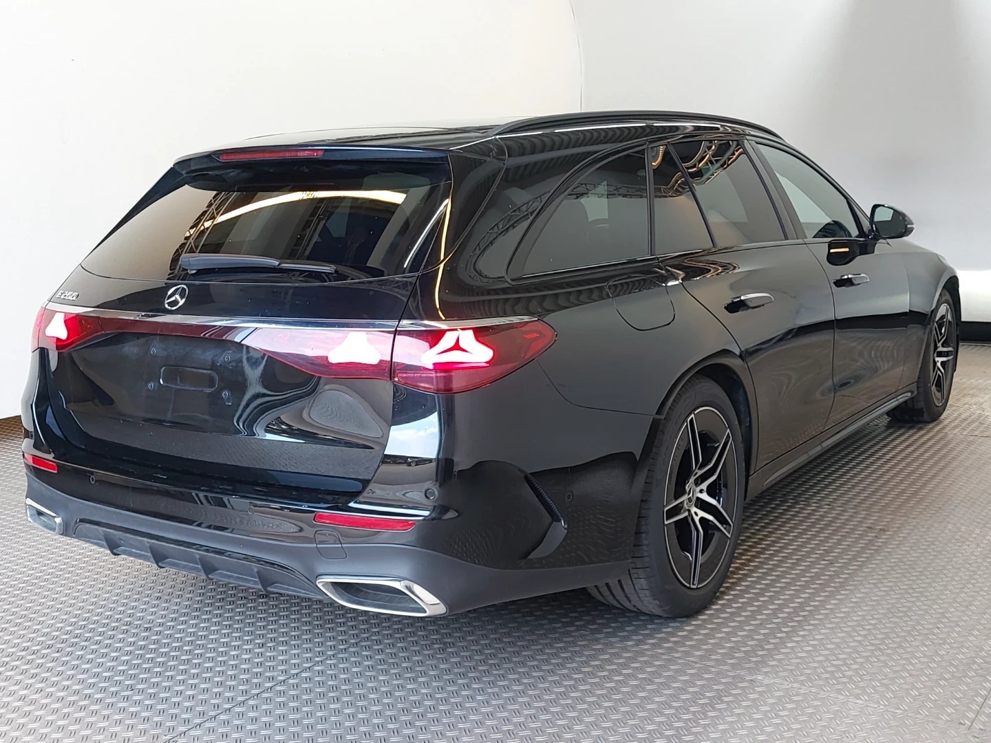 Mercedes-Benz E 200 T 9G-TRONIC  AMG Line photo