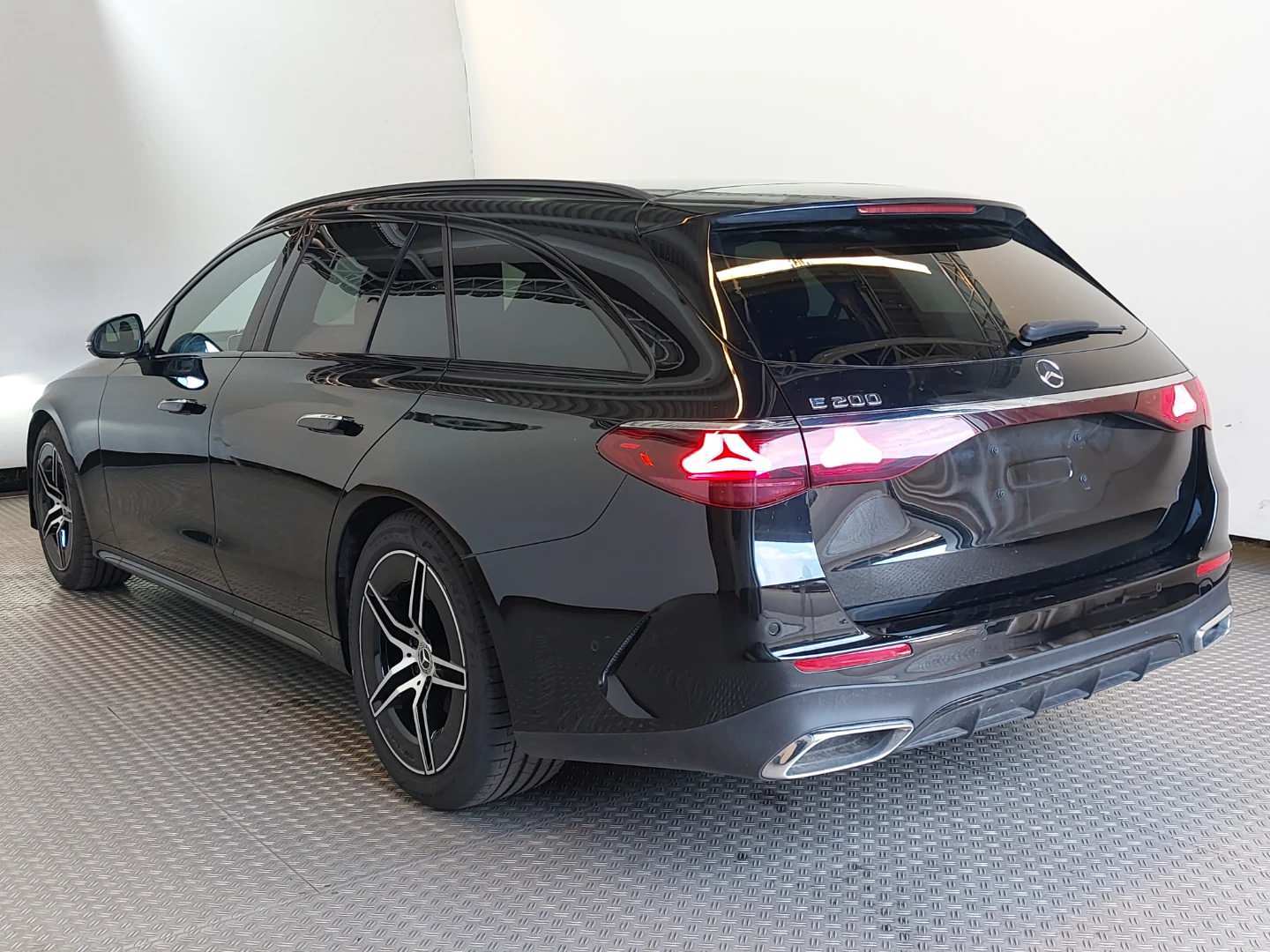 Mercedes-Benz E 200 T 9G-TRONIC  AMG Line photo