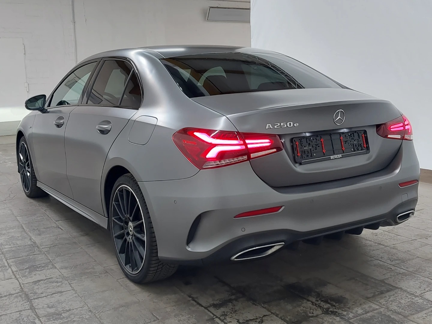 Mercedes-Benz A 250 e 8G-DCT AMG Line photo