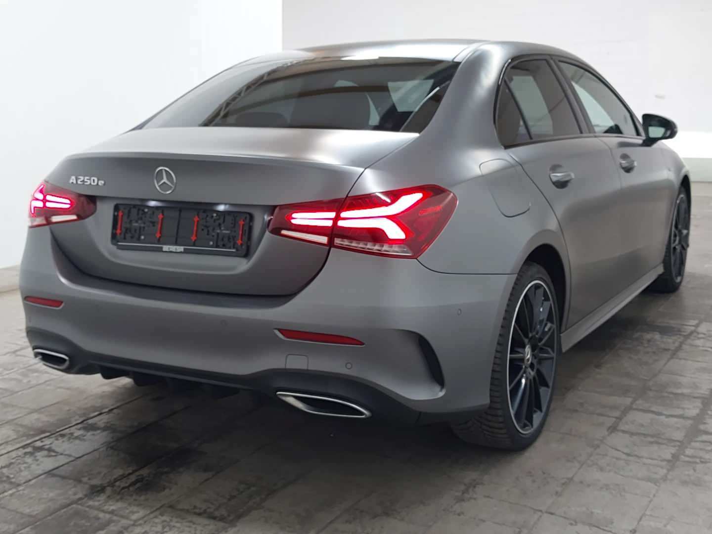 Mercedes-Benz A 250 e 8G-DCT AMG Line photo
