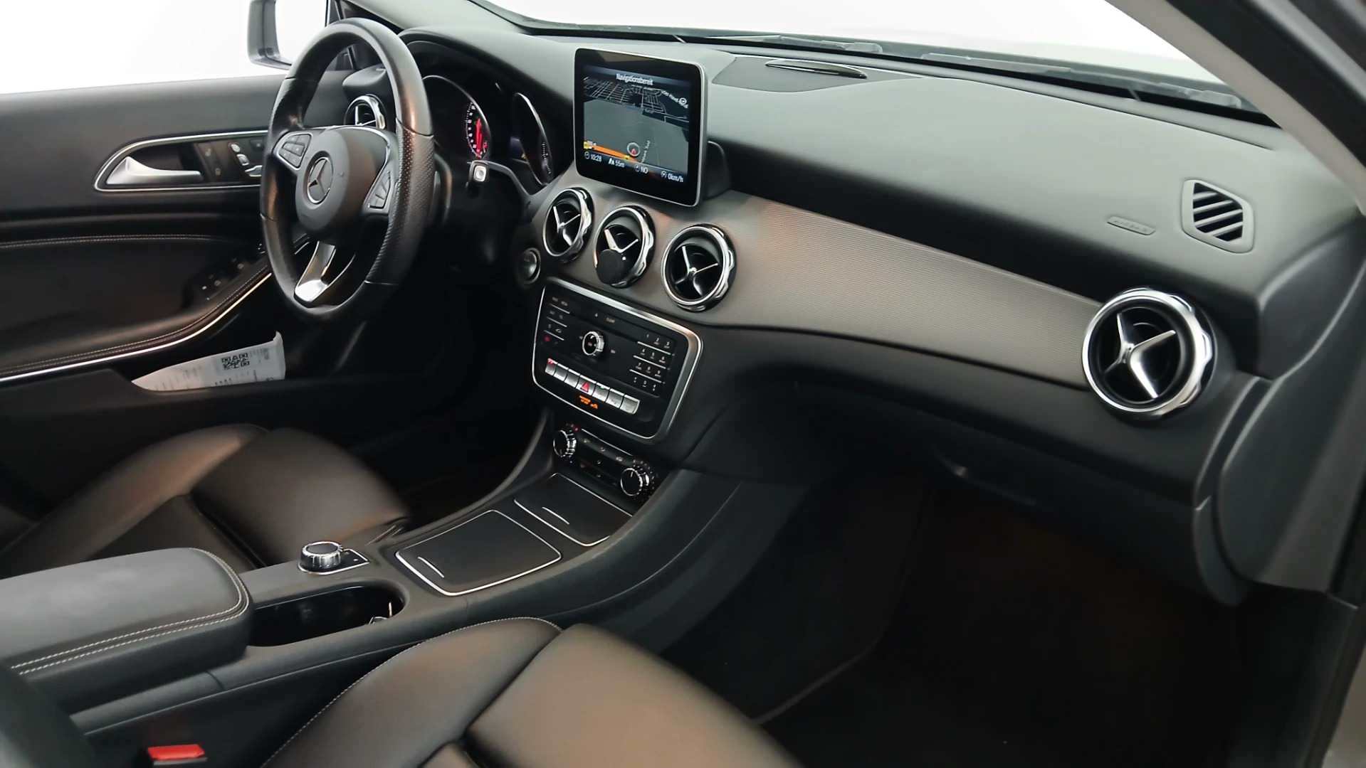 Mercedes-Benz GLA 200 DCT Urban photo