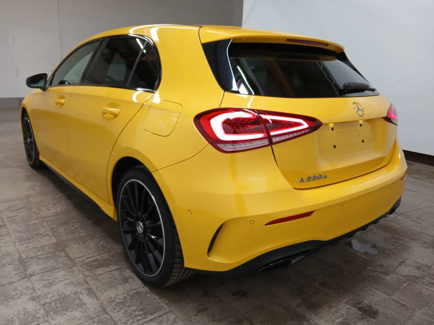 Mercedes-Benz A 250 e 8G-DCT AMG Line photo