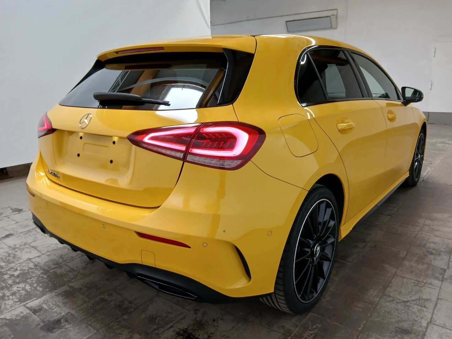 Mercedes-Benz A 250 e 8G-DCT AMG Line photo