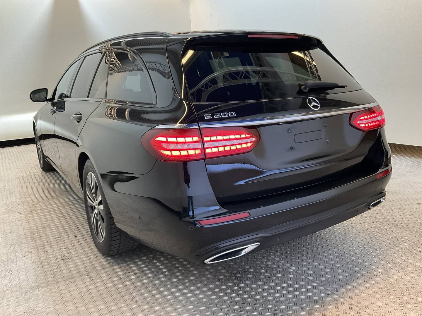 Mercedes-Benz E 200 T 9G-TRONIC Avantgarde photo
