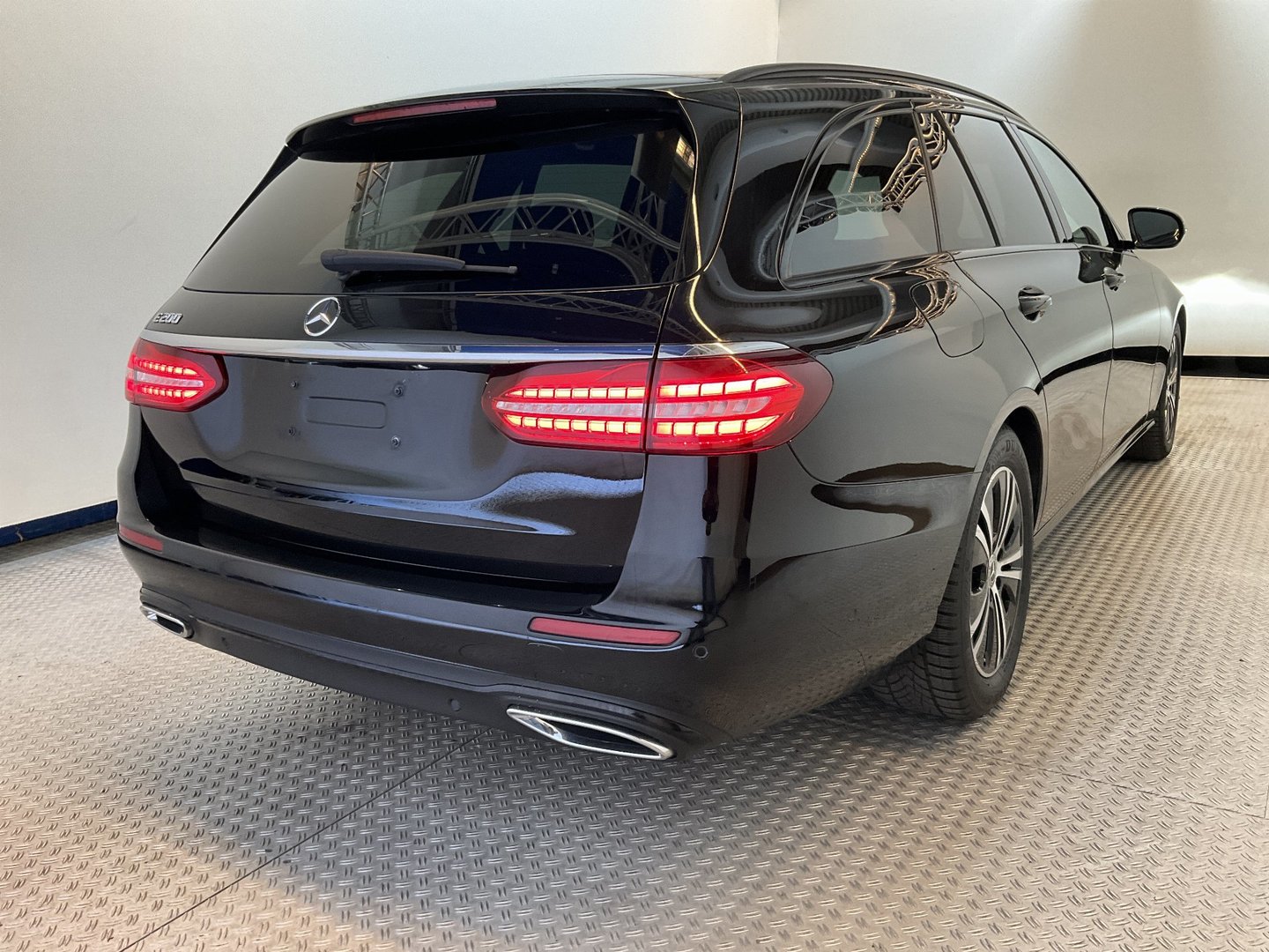 Mercedes-Benz E 200 T 9G-TRONIC Avantgarde photo