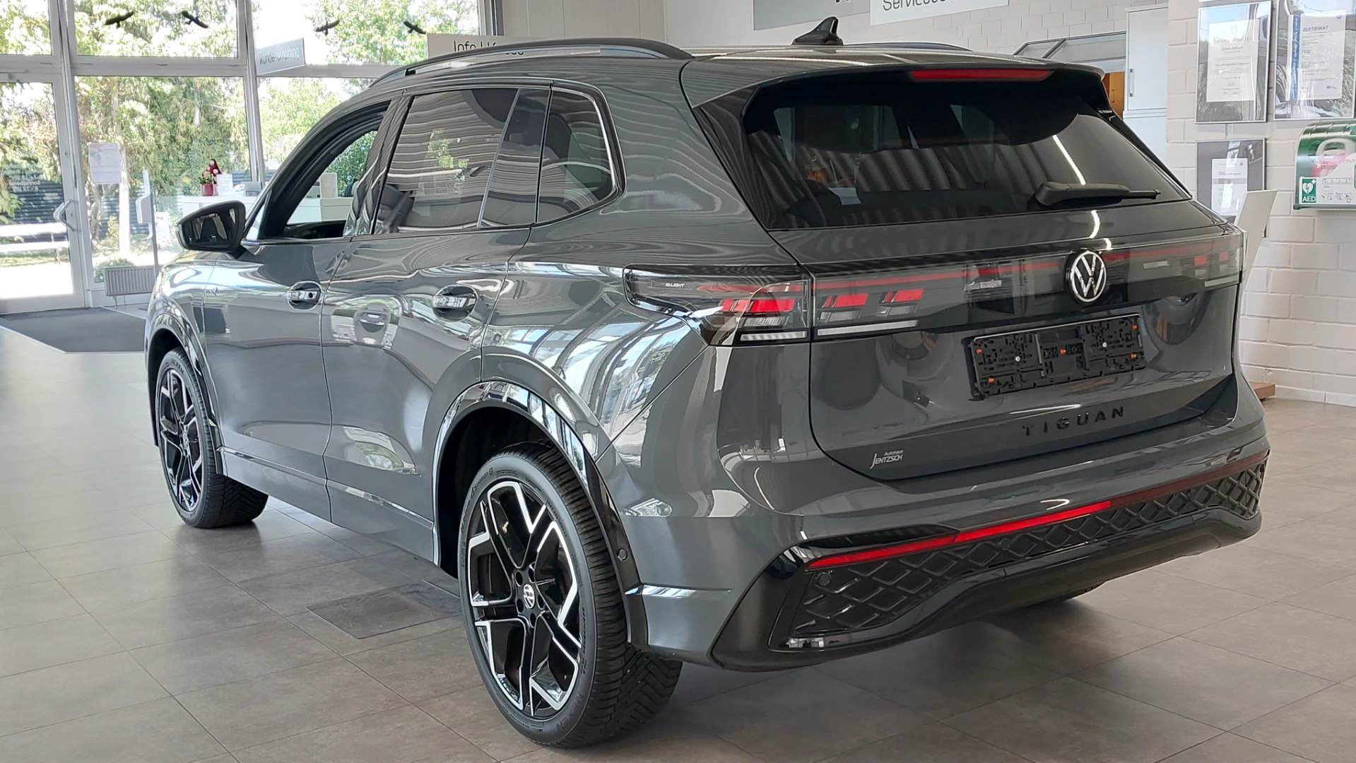 VW Tiguan 2,0 TSI 4Motion DSG R-Line photo