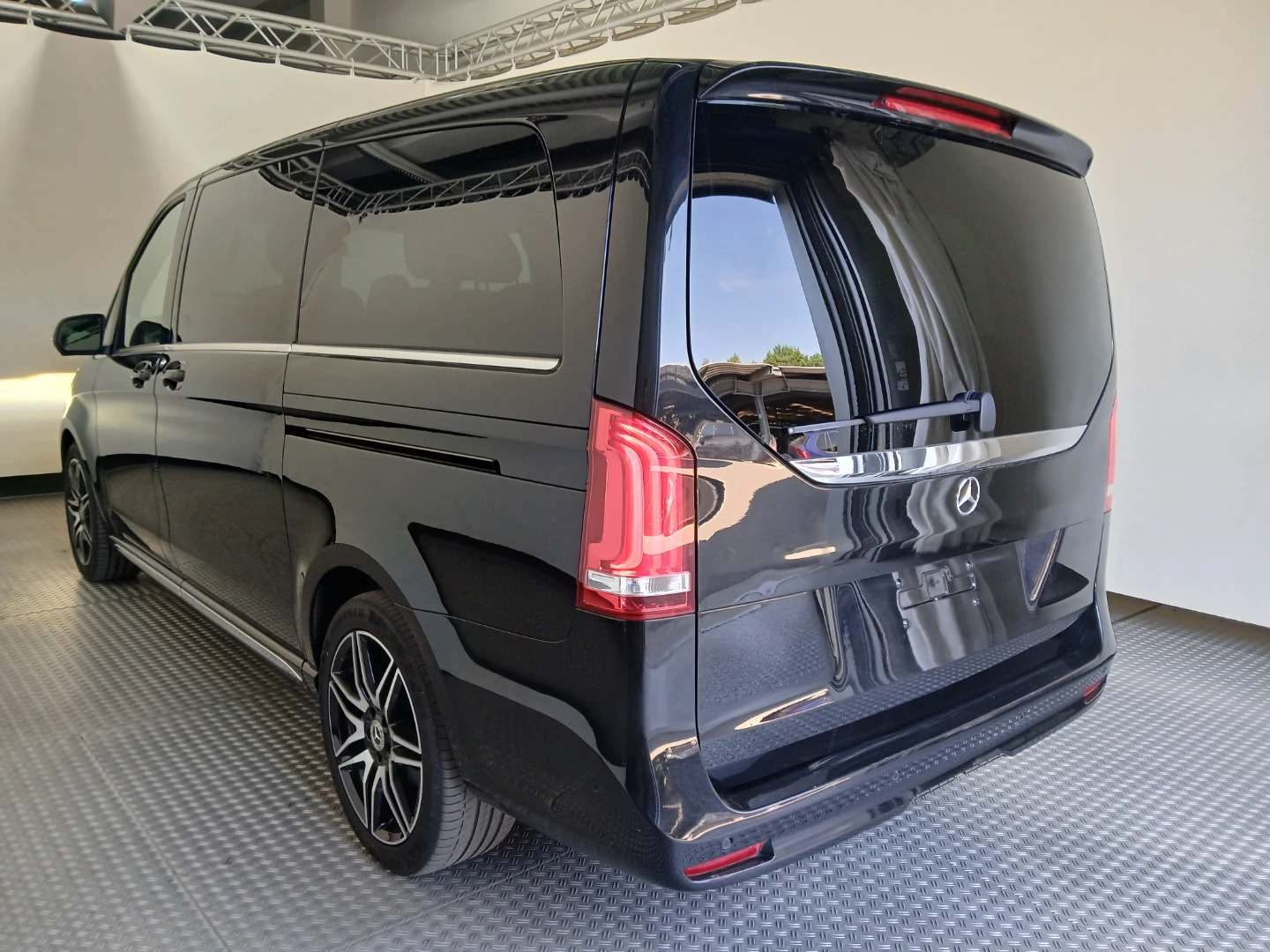 Mercedes-Benz V 300 d lang 9G-TRONIC EXCLUSIVE EDITION photo