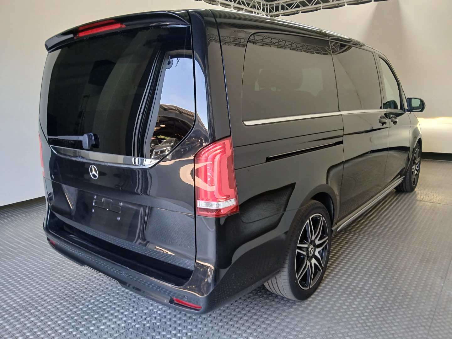 Mercedes-Benz V 300 d lang 9G-TRONIC EXCLUSIVE EDITION photo