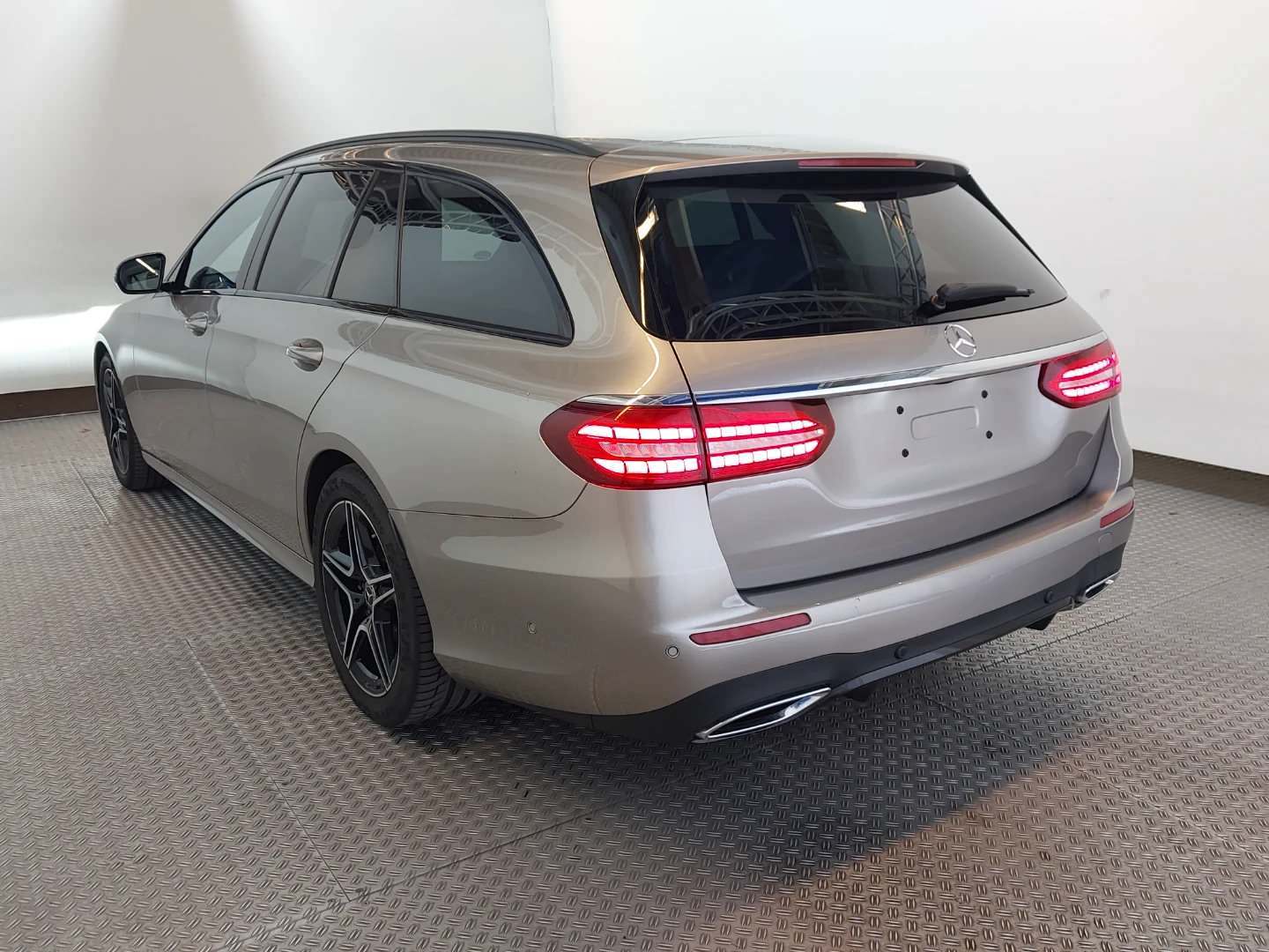 Mercedes-Benz E 220 d T 9G-TRONIC AMG Line photo