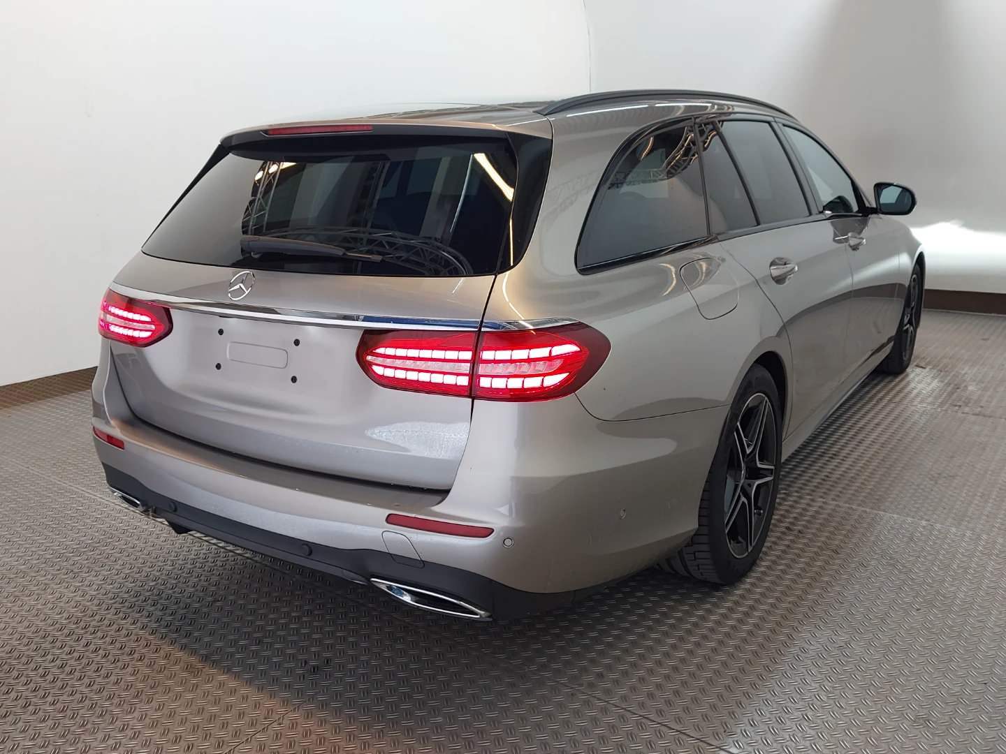 Mercedes-Benz E 220 d T 9G-TRONIC AMG Line photo