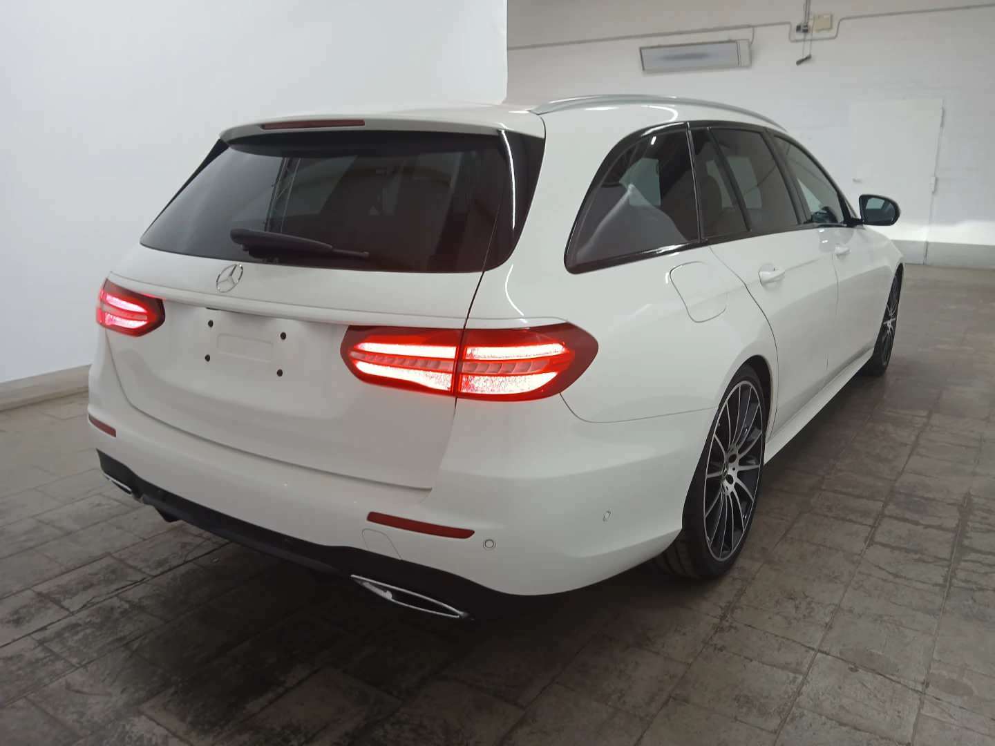 Mercedes-Benz E 400 d T 4MATIC 9G-TRONIC AMG line photo